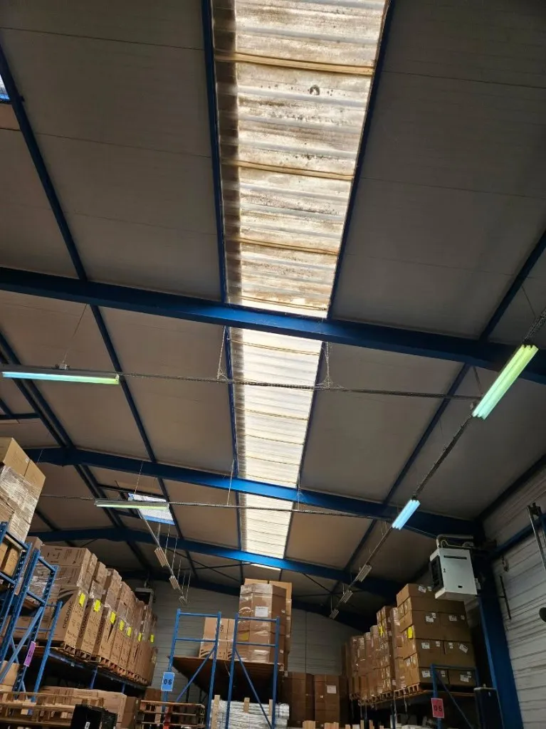 Nettoyage de lanterneaux et puits de lumière sur toiture de local industriel par Batipropre